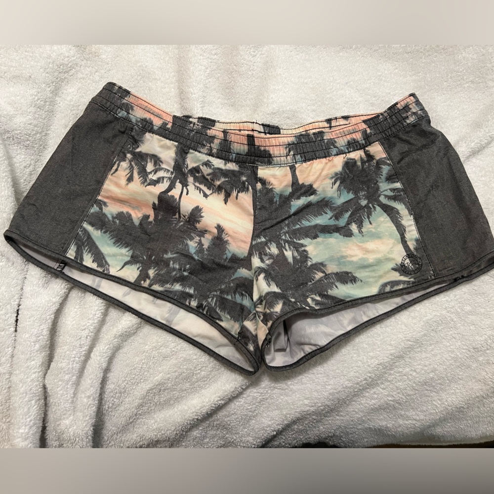 Women’s Billabong surf shorts size large